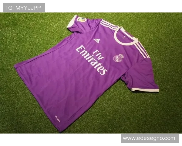 紫色球衣下的足球明星们如何在赛场上展现独特风采与魅力